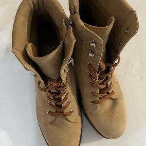 Vince Camuto hikers  Lace-Up Ankle Boots Light Brown/ tan suede material size 10